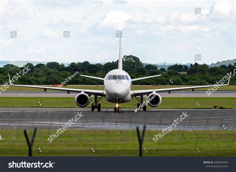 Best Embraer 170 Royalty-Free Images, Stock Photos & Pictures ...