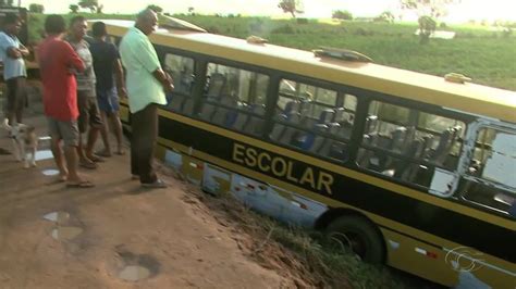 Ônibus escolar sai da pista tomba e deixa feridos em Craíbas Alagoas