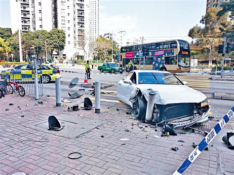 房車避查撞柱 司機棄車逃 星島日報