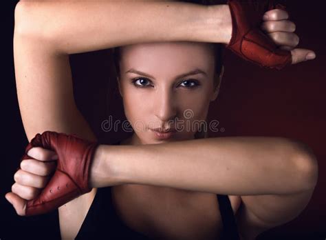 Blonde De Pose Attirante Dans Des Gants D un Sport De Rouge Image stock Image of actif beauté