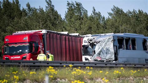 Brandenburg Dutzende Verletzte nach Zusammenstoß von Reisebus und