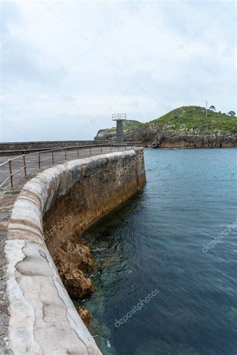 Isla San Nicolás desde el puerto marítimo del municipio de Lekeitio en