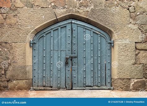 Antico Muro Di Pietra Con Un Cancello Nel Vecchio Castello Fotografia