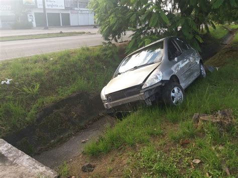 Motorista Perde Controle E Carro Cai Em Vala Na Av Durval De G Es Em