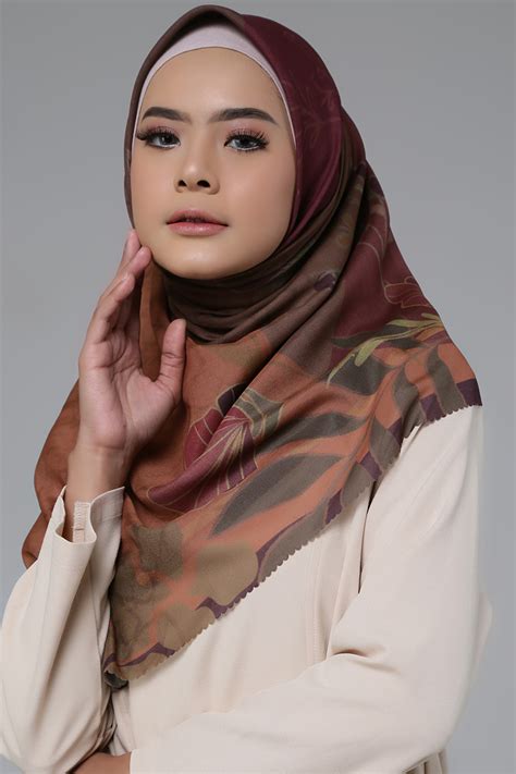 Jilbab Motif Bunga Segi Empat Hijab Casual