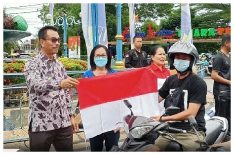 Sambut HUT Kemerdekaan RI Ribuan Bendera Merah Putih Dibagikan Ke Warga