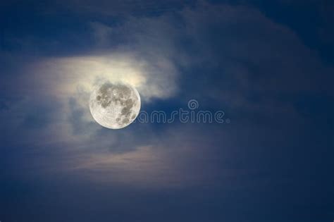 Pleine Lune Et Ciel Nuageux Image Stock Image Du Bleu Nuit 12428037