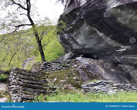 Granit Vaggar Bildande I Den Maggia Dalen Eller Vallen Maggia Eller