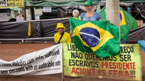 Bolsonaristas Choram Em Meio S Ora Es Durante Retirada Das Barracas