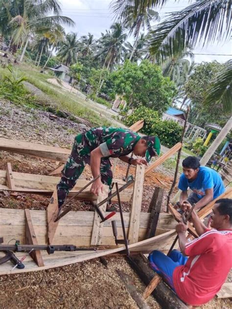 Babinsa Bakong Koramil 04 Dabo Kodim 0315 TPI Bantu Nelayan Mengukur