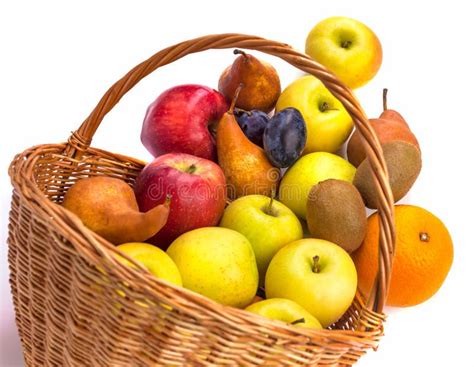 Manzanas Y Otras Frutas En Una Cesta De Mimbre En Un Fondo Blanco