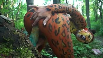 ASIÁTICO EN PINTURA CORPORAL DE TIGRE XVIDEOS