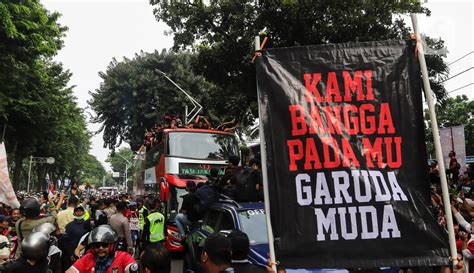 Antusiasme Warga Sambut Arak Arakan Timnas Indonesia U 22 Foto