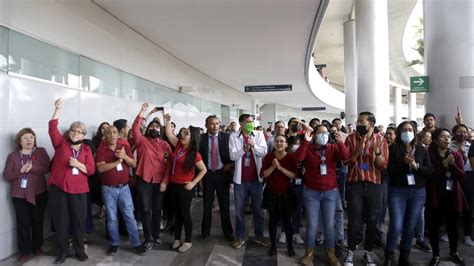 Trabajadores del Poder Judicial de Puebla hacen huelga de brazos caídos