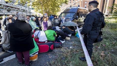 Immigrati guerriglia a Tor Sapienza solidarietà a Messina OpenMag