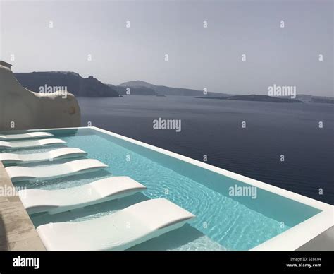 Infinity pool, Santorini Stock Photo - Alamy