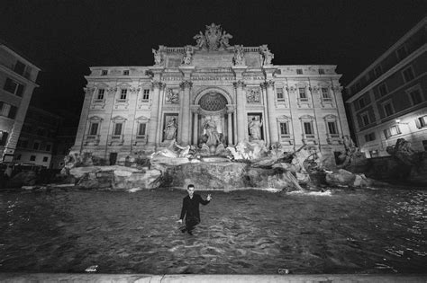 Berlino lultimo colpo a Roma è il bagno notturno nella Fontana di