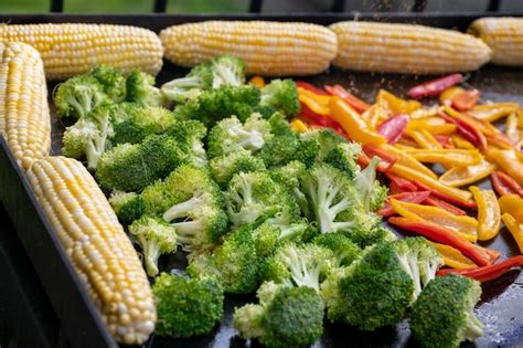 Légumes grillés au barbecue sur des brochettes avec des herbes et des