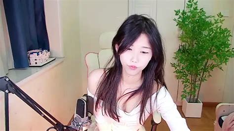 Yutingbaby Nude Strip On Webcam For Live Sex Chat Inthecrack