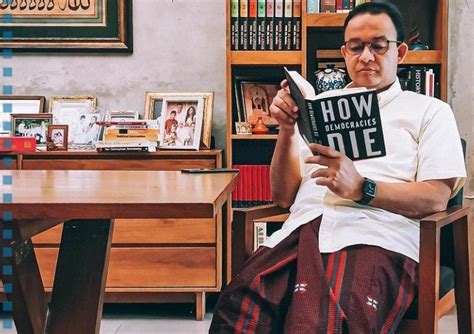 Analisis Pengamat Soal Foto Anies Baswedan Baca Buku Dan Kegusaran