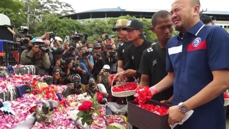 Video Trauer Und Vorw Rfe Nach T Dlicher Massenpanik In Indonesien