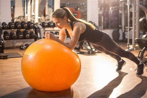 3 Ejercicios De Pilates Para Hacer Con Pelota Y Tener Un Abdomen De