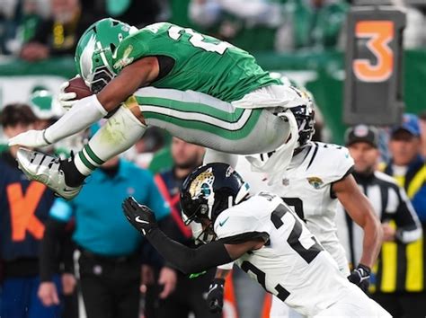 Watch Philadelphia Eagles Saquon Barkley Goes Airborne With Backward