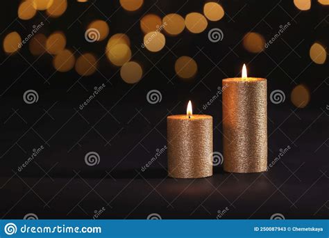 Candelabro De Velas De Oro En Fondo Negro Con Luces Borrosas Efecto De