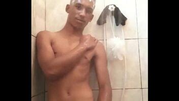 Loirinho bem dotado tomando banho mostrando cacetão porno gay Videos