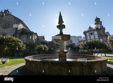 Fuente en la Plaza de Ferraria plaza con la iglesia gótica de San