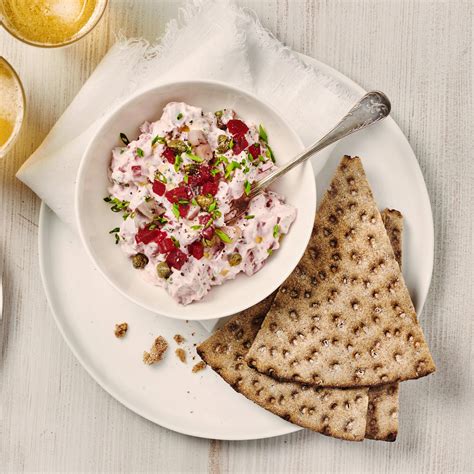 Matjesillröra med rödbetor och kapris på knäckebröd Recept ICA se