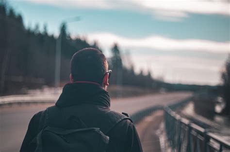 Hombre Solitario Con Mochila Viajero Caminando Solo Carretera O Camino