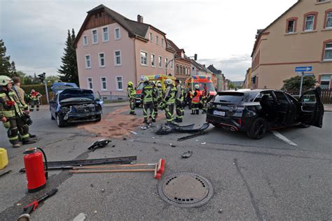 Vier Schwerverletzte Nach Kreuzungscrash