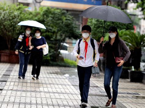 河北邯郸一小学引入“午休课桌椅” 学生午休从“趴睡”变“躺睡” 图片频道 人民网