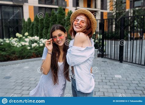 Deux Petites Amies Qui S Amusent Et Foirent Photo Stock Image Du