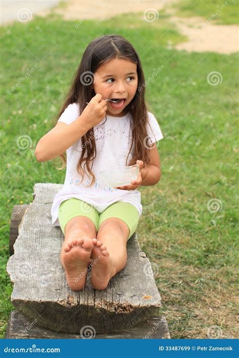 Consommation Aux Pieds Nus De Fille Image Stock Image Du Cuvette