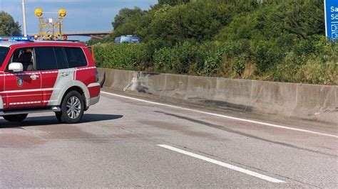 Lkw Kracht Nach Reifenplatzer In Betonwand A Zeitweise Voll Gesperrt