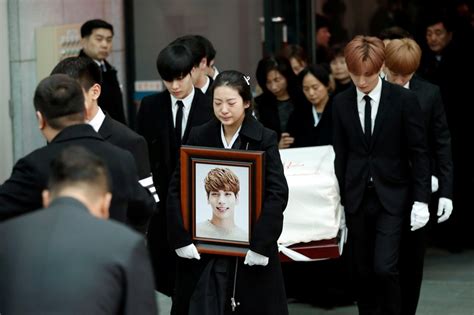 K Pop Stars Carry Shinee Singers Coffin After Suicide Abs Cbn News