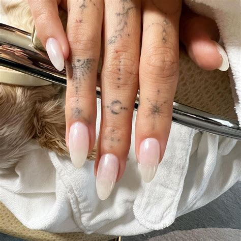 Hailey Bieber S Glazed Donut Nails Are So Minimalist Chic Gel Nails