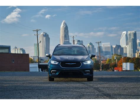 2021 Chrysler Pacifica Hybrid: 77 Exterior Photos | U.S. News