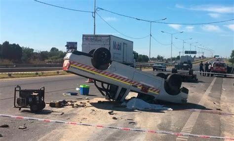 Murió un hombre tras chocar y volcar con su camioneta en Circunvalación