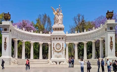 Conoce el Hemiciclo a Juárez en la Ciudad de México