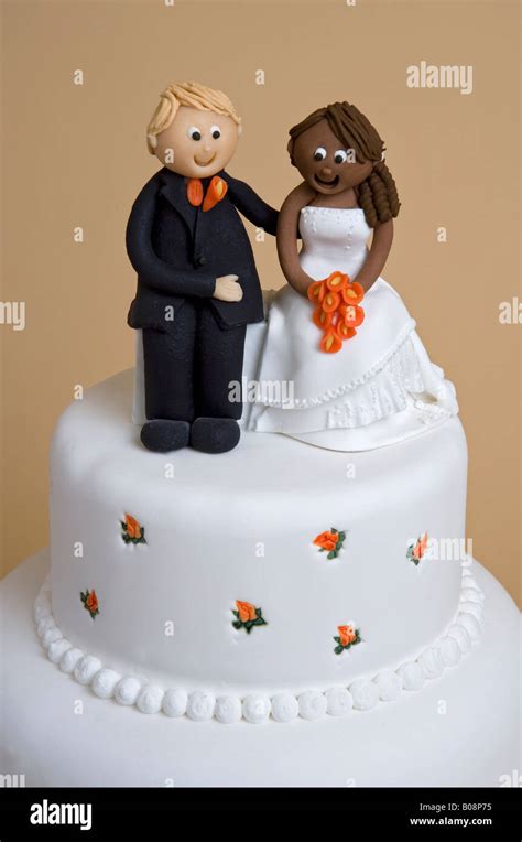 Black couple wedding cake hi-res stock photography and images - Alamy