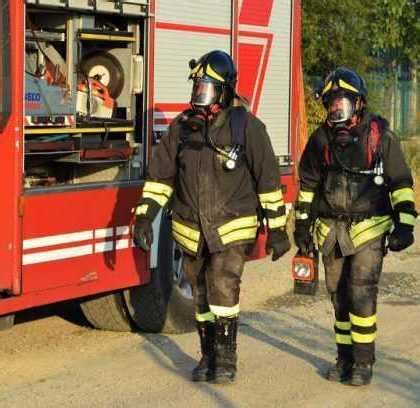 C Lombra Del Dolo Sullauto In Fiamme A Fianco Della Romea