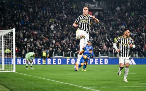 Juventus goleia Frosinone hat trick de Milik e avança na Copa da