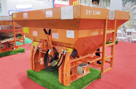 Tractor Pto Drive Chemical Granule Fertilizer Spreader China