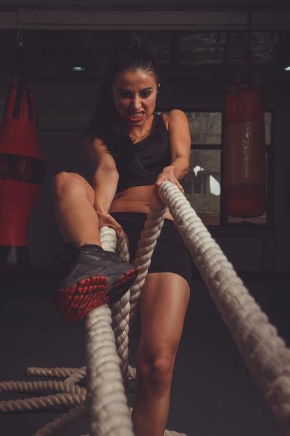Jeune Belle Athlète Blonde Sexy Bodybuilder Exerce Dans La Salle De Gym Dans De Beaux Vêtements