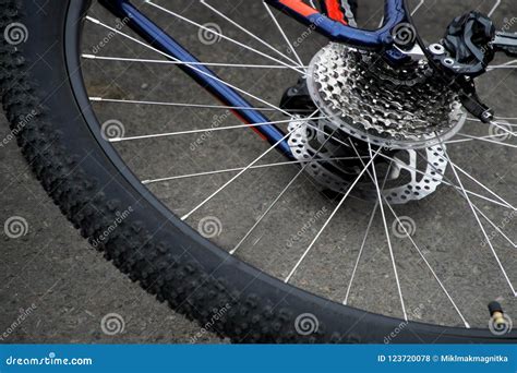 Actieve Levensstijl Het Achterwiel Van Een Fiets Ligt Op Het Asfalt B