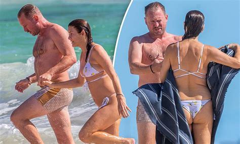 8 Hot Sexy Shonda Rhimes Bikini Pics