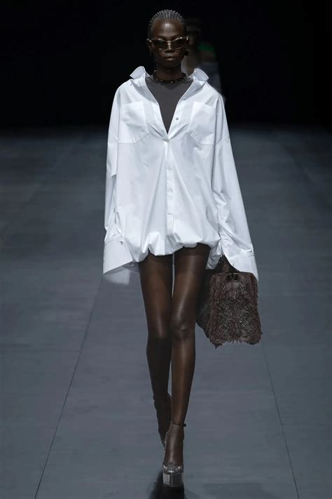 Na De Naked Dress In Wordt Het Jaar Van De Naked Shoe